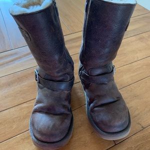 Uggs Kensington boot. Size 4 kids // 6 women’s.